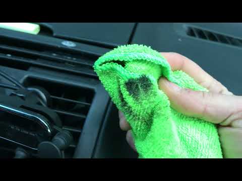 Limpieza del salpicadero del coche con productos caseros