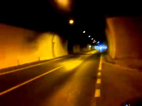 Conductor de moto en túnel: una experiencia emocionante